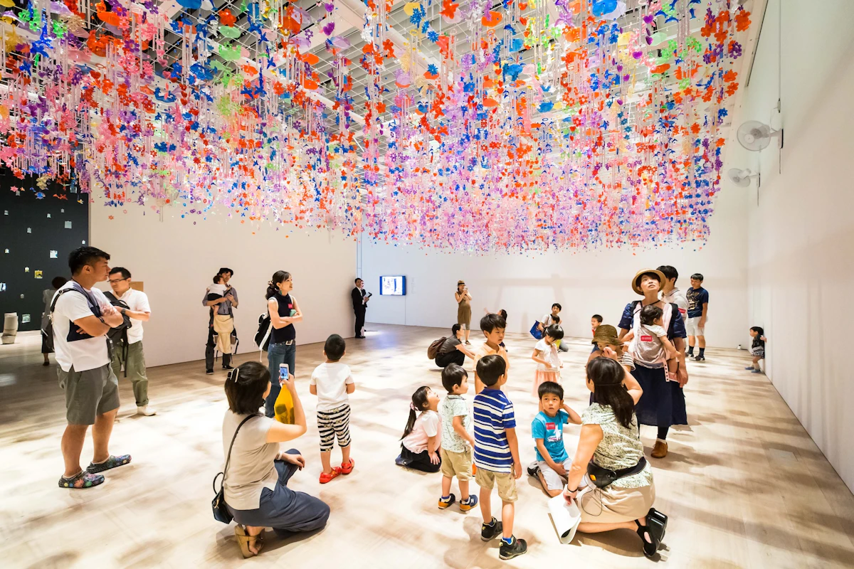 イベント風景：おやこでアート ファミリーアワー 第 1 回（「サンシャワー：東南アジアの現代美術展 1980 年代から現在まで」森美術館、2017 年）

撮影：御厨慎一郎