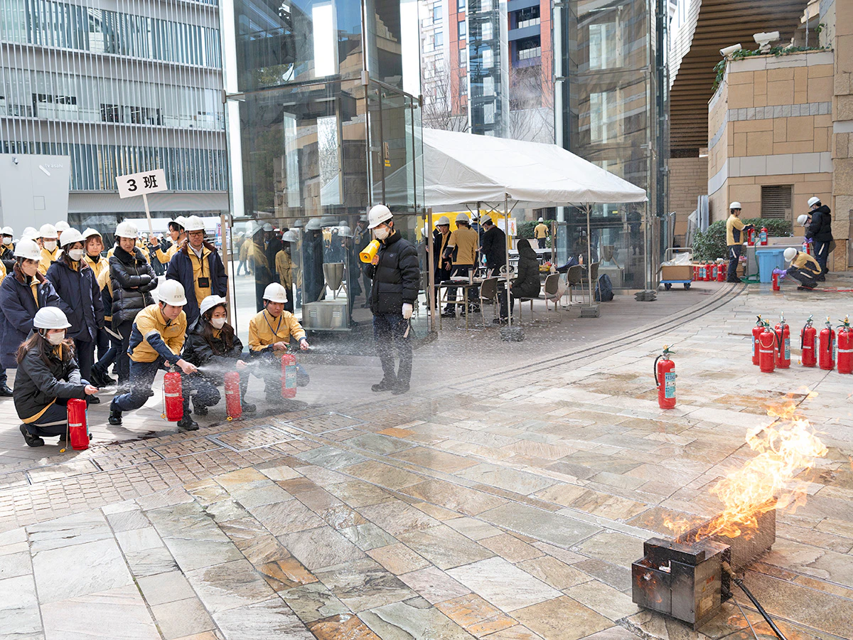 消火活動体験の様子