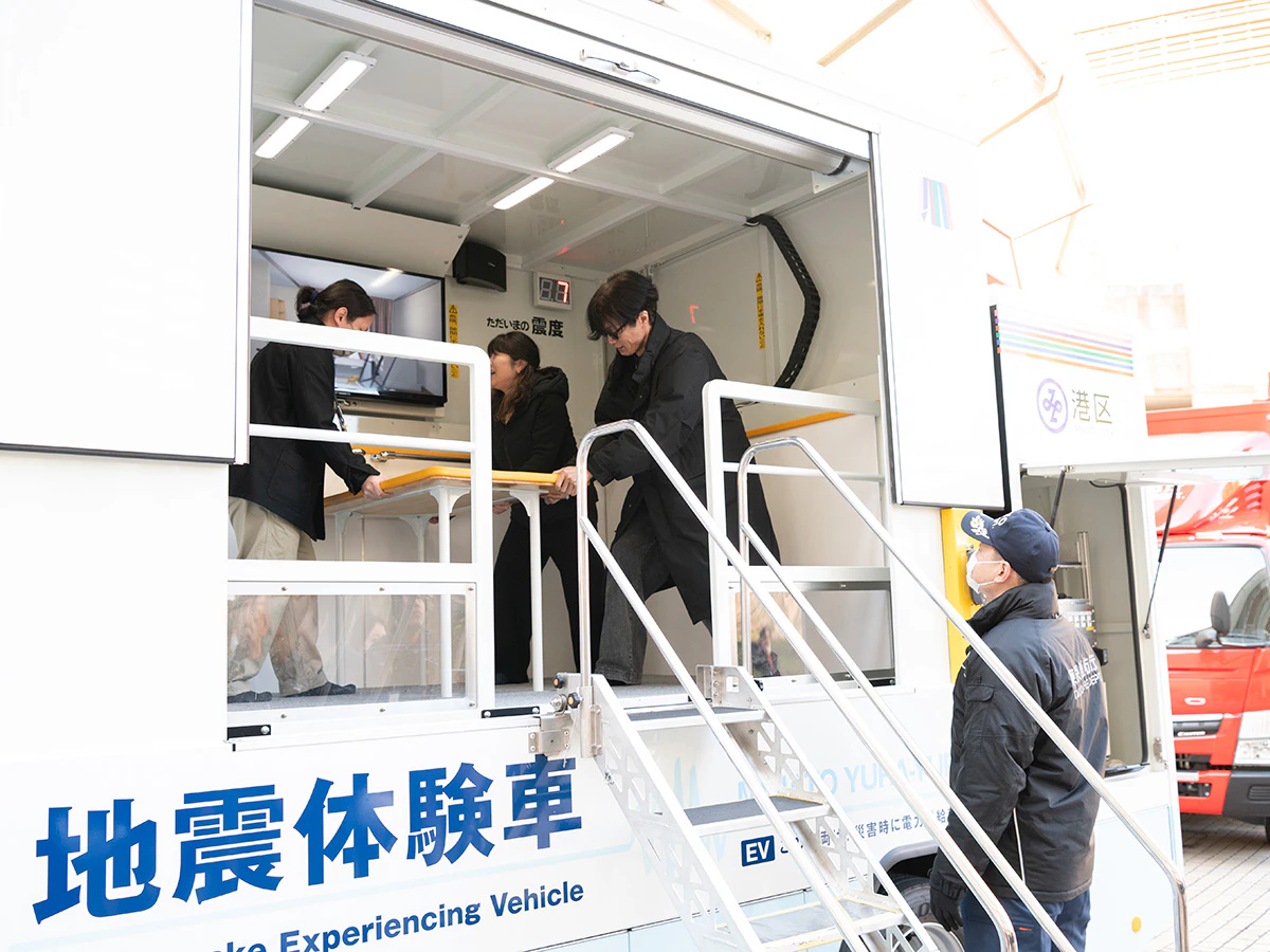 地震体験車体験の様子