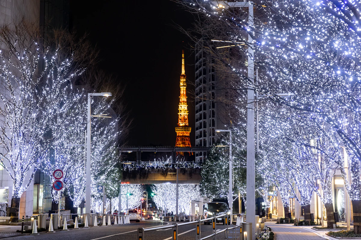 The refined glow of "SNOW & BLUE" signals the arrival of winter in Roppongi Hills
