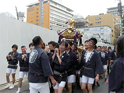 工事現場前を通過する御神輿