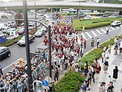 赤坂見附の交差点を横断する御神輿の行列