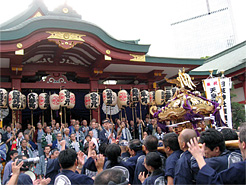 千代田区長も見守る中、祭りのクライマックス。プルデンシャルタワーをバックに日枝神社の拝殿前にて