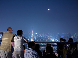 スカイデッキからの東京タワーと月